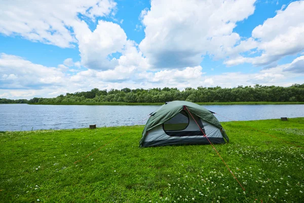 Camping green tent in forest near lake — Stock Photo, Image