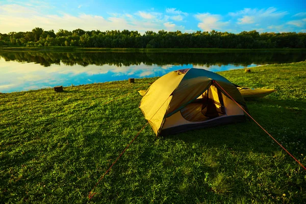 湖の近くの森の中で緑のテント — ストック写真
