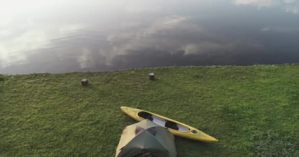 Rafting en kayaks. Un campamento de tiendas de campaña se encuentra en la orilla del río . — Vídeos de Stock