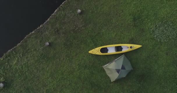 Kanolar üzerinde rafting. Nehir kıyısında bir çadır kampı var.. — Stok video