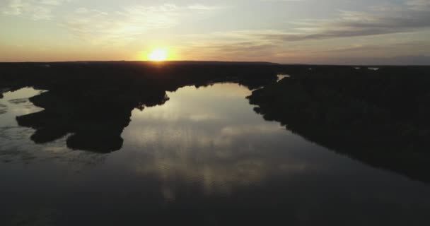 Letecký pohled na řeku při západu slunce — Stock video