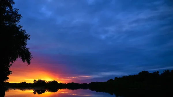 La vista aérea del río en la puesta del sol . —  Fotos de Stock