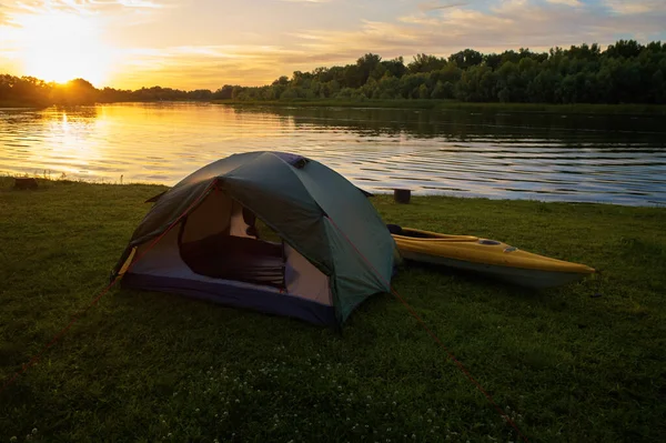 Rafting en kayaks. Un campamento de tiendas de campaña se encuentra en la orilla del río . —  Fotos de Stock