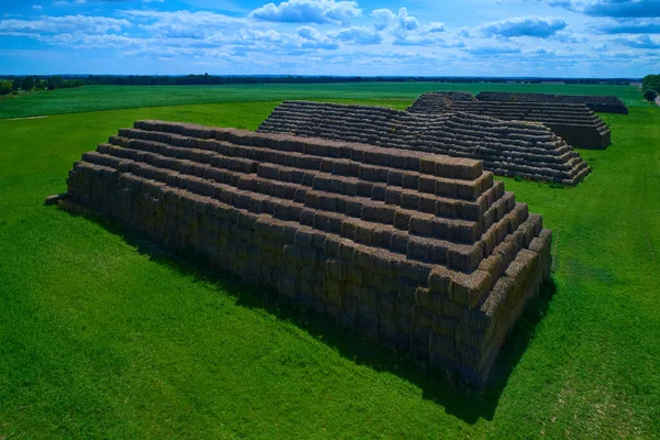 長方形の干し草で作られた大きなピラミッドの空中ビュー. — ストック写真