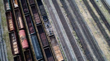 Demiryolu istasyonunu demiryolu vagonlarıyla, demiryolu raylarıyla ayıran hava manzarası. Ağır sanayi manzarası.