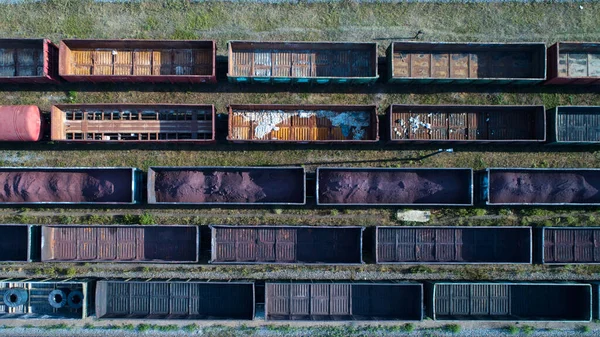 Luftaufnahme eines Güterbahnhofs mit Eisenbahnwaggons und vielen Eisenbahngleisen. Schwerindustrie. — Stockfoto