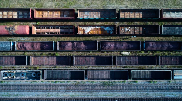 Vista aérea da estação ferroviária de triagem de carga com carros ferroviários, com muitos trilhos ferroviários ferrovia. Paisagem da indústria pesada . — Fotografia de Stock