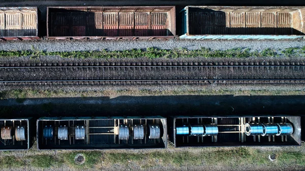 Légi felvétel a vasúti teherpályaudvarról vasúti kocsikkal, sok vasúti sínpályával. Nehézipari környezet. — Stock Fotó