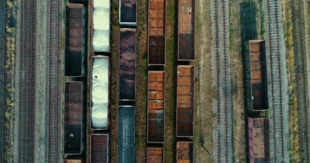 Vista aérea de la estación de carga de clasificación ferroviaria con vagones de ferrocarril, con muchas vías de ferrocarril ferrocarril. Paisaje industria pesada . — Vídeos de Stock