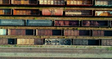 Demiryolu istasyonunu demiryolu vagonlarıyla, demiryolu raylarıyla ayıran hava manzarası. Ağır sanayi manzarası.