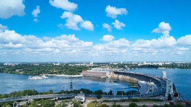 Dinyeper Nehri 'ndeki hidroelektrik santralinin üzerinde uçuyor.