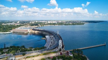 Dinyeper Nehri 'ndeki hidroelektrik santralinin üzerinde uçuyor.