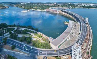 Dinyeper Nehri 'ndeki hidroelektrik santralinin üzerinde uçuyor.