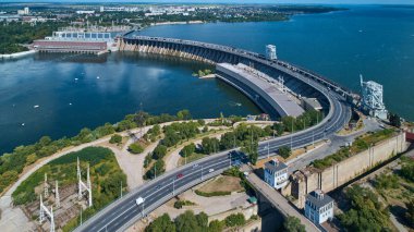 Dinyeper Nehri 'ndeki hidroelektrik santralinin üzerinde uçuyor.