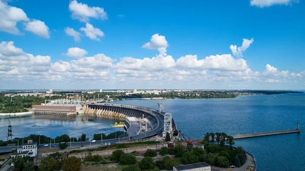 Flying over the hydroelectric power station on the Dnieper River — Stock Photo, Image