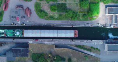 Gemi Panama Kanalı 'nın bir parçası olan Gatun Kilitleri' nden geçiyor.