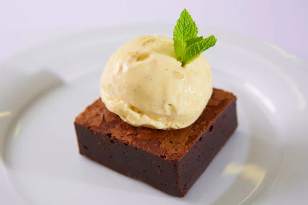 Brownie al cioccolato con gelato alla vaniglia. Dof poco profondo. — Foto Stock