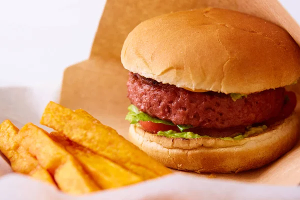 Vegan zelfgemaakte Portabello Paddestoel Zwarte Bonen Burger met Frietjes — Stockfoto