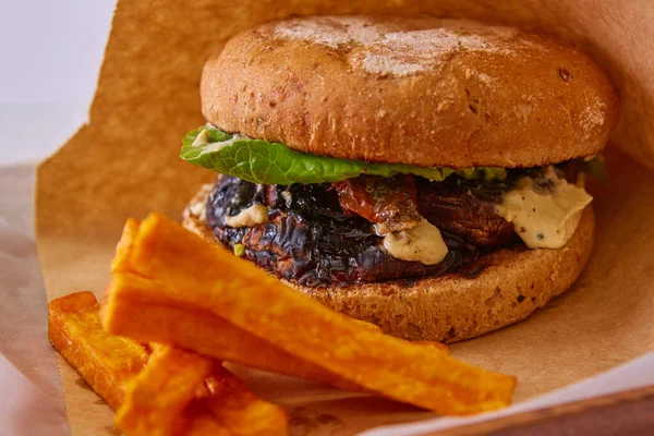 Vegansk hemlagad Portabello svamp svart bönburgare med pommes frites — Stockfoto