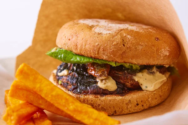 Vegan caseiro Portabello cogumelo Black Bean Burger com batatas fritas — Fotografia de Stock