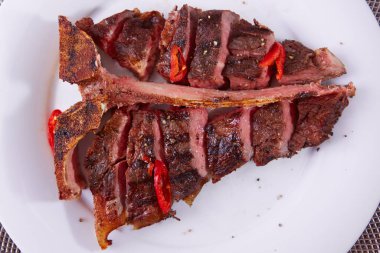 Beyaz tabakta T-Bone bifteği. Sığ dof