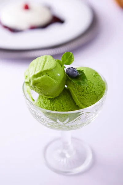 Зеленый чай со льдом. Shallow dof — стоковое фото