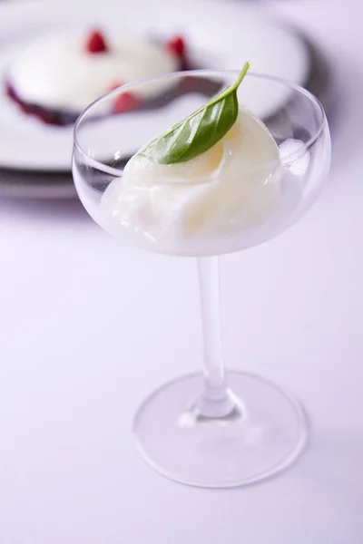 Das Zitronensorbet mit Minze. Oberflächlicher Dof — Stockfoto