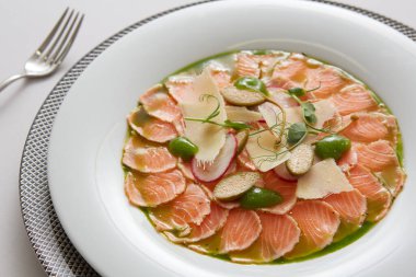 Tartar ya da carpaccio somon salatası. Sığ dof.