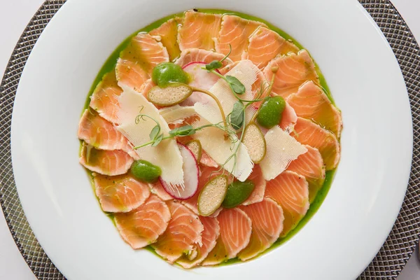 The tartare or carpaccio salmon salad. Shallow dof. — Stock Photo, Image
