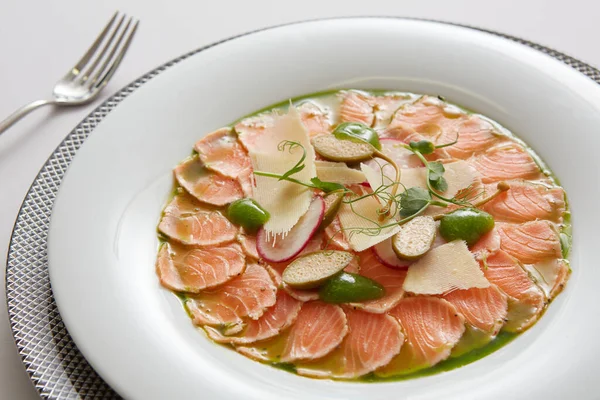 La ensalada de salmón tartar o carpaccio. Dof poco profundo. —  Fotos de Stock