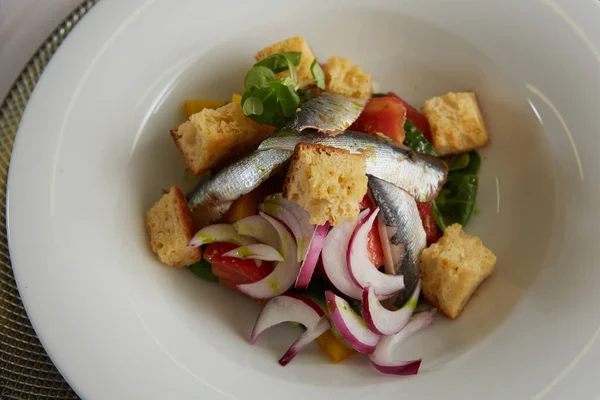 Délicieuse salade de césar frais, aux anchois. Dof peu profond — Photo