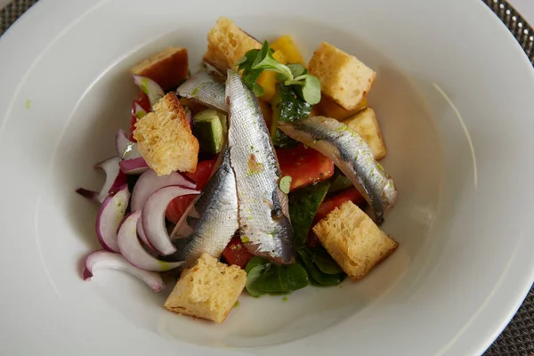 Deliciosa salada de césar fresca, com anchovas. Dof rasa — Fotografia de Stock