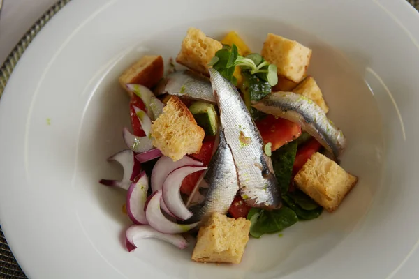 Heerlijke verse Caesar salade, met ansjovis. Ondiepe dof — Stockfoto