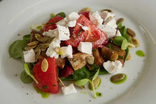 Греческий овощной салат с сыром фета. Шаллоу-Доф. — стоковое фото