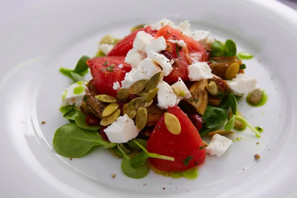 Salade de légumes grecs au fromage feta. Dof peu profond. — Photo