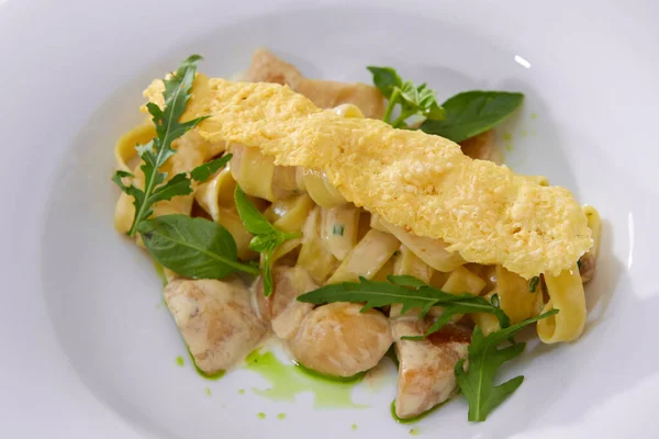 Tagliatelle with Mushroom, Cream Sauce, Truffle and Arugula — 图库照片