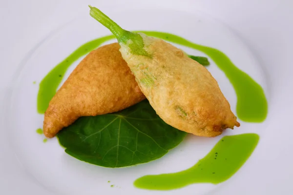 The Flowers deep fried zucchini. Shallow dof — Stock Photo, Image