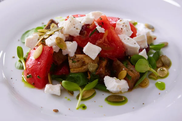 Греческий овощной салат с сыром фета. Шаллоу-Доф. — стоковое фото