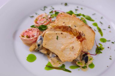 Fıstık ezmeli tavuk göğsü ve taze salata ve sos.