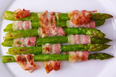 Pastırmaya sarılmış kuşkonmaz. Sığ dof