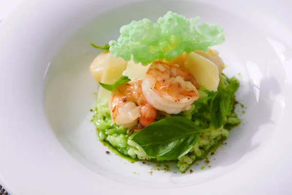 Delicious risotto with spinach, greens and prawns. Served in a modern dishware. Shallow dof — Stock Photo, Image