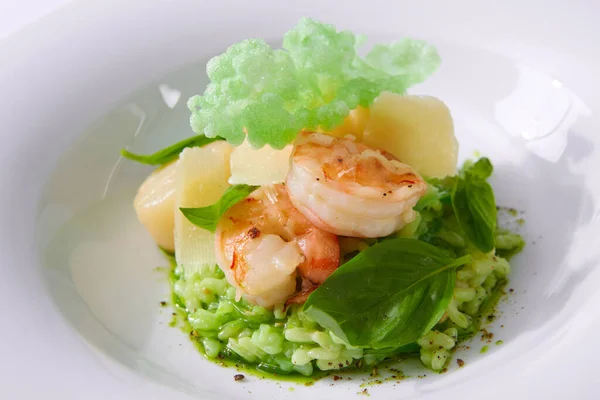 Delicious risotto with spinach, greens and prawns. Served in a modern dishware. Shallow dof — Stock Photo, Image