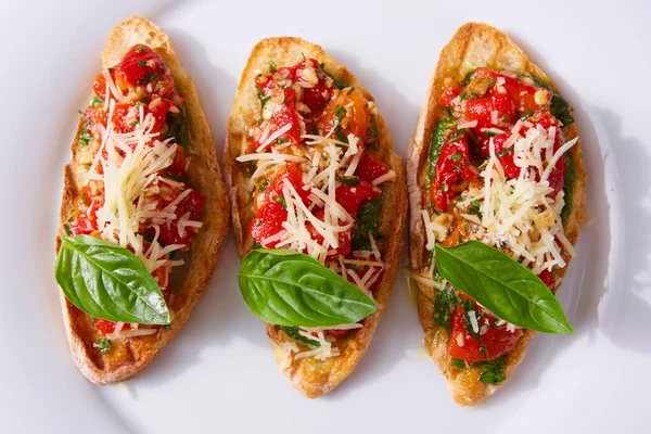 Bruschetta de tomate italiano con verduras picadas, hierbas y aceite en pan de ciabatta crujiente a la parrilla o tostado. —  Fotos de Stock