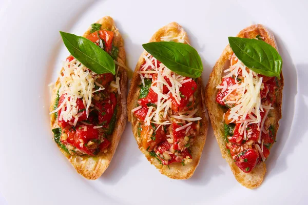 Bruschetta de tomate italiano con verduras picadas, hierbas y aceite en pan de ciabatta crujiente a la parrilla o tostado. —  Fotos de Stock