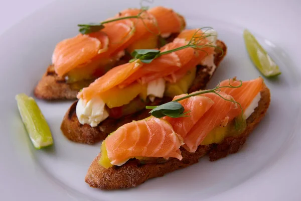 Delicioso canapé casero ahumado sin gluten de salmón — Foto de Stock