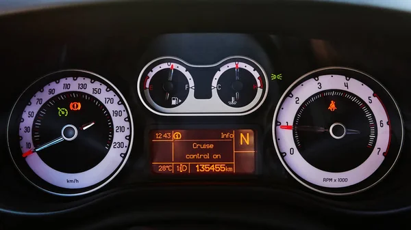 Het auto dashboard. Woorden op de monitor cruise control op. — Stockfoto