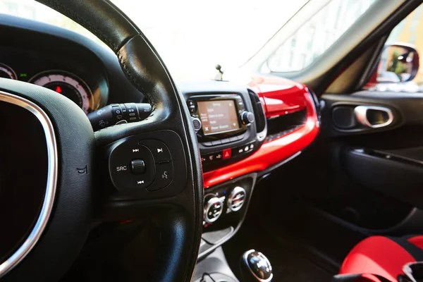Moderní černý volant s multifunkčními tlačítky pro rychlé ovládání, detailní záběr v autě. Mělké dof. — Stock fotografie