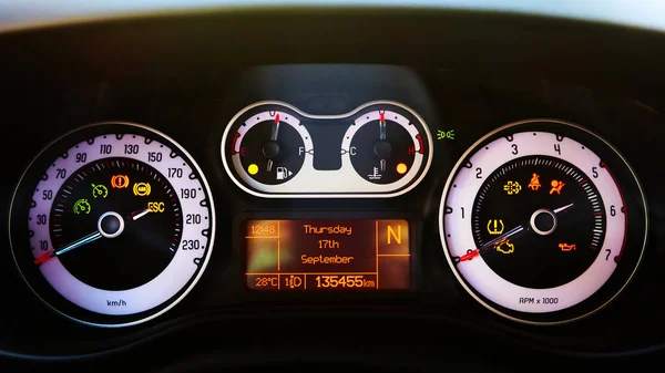 A modern and elegant car cockpit with Classic speedometer and tachometer and symbols — Stock Photo, Image