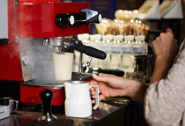 Barista cafe het maken van koffie voorbereiding service concept — Stockfoto