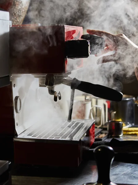 Mesin pembuat kopi merah. dof dangkal. — Stok Foto